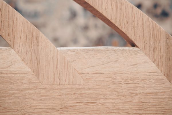 chevrons en chêne massif incrusté dans la table grace à la machine à commande numérique