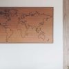 carte du monde sur un mur blanc