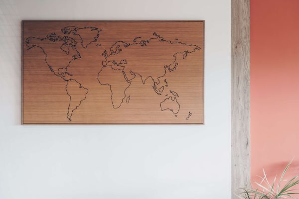 carte du monde sur un mur blanc