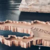 Planche apéritif en chêne massif épousant les contours de l'île d'Ouessant